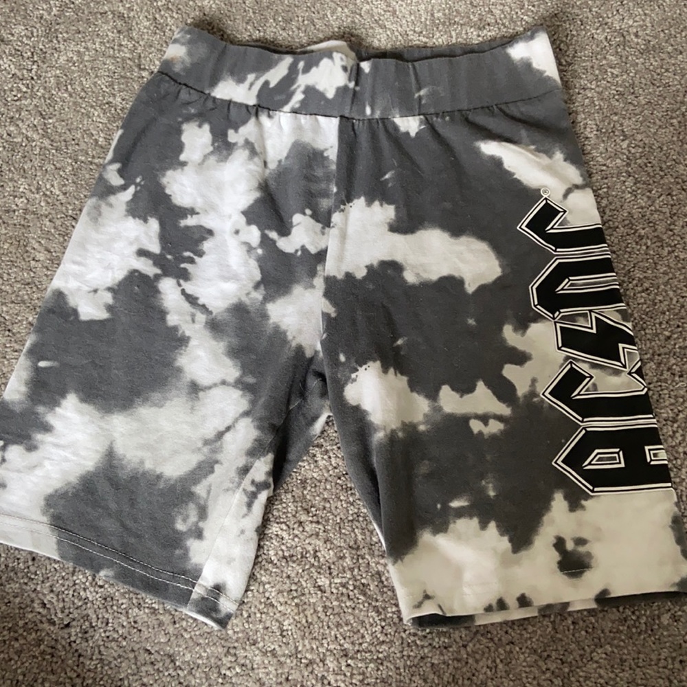 AC/DC shorts white/black super cute!